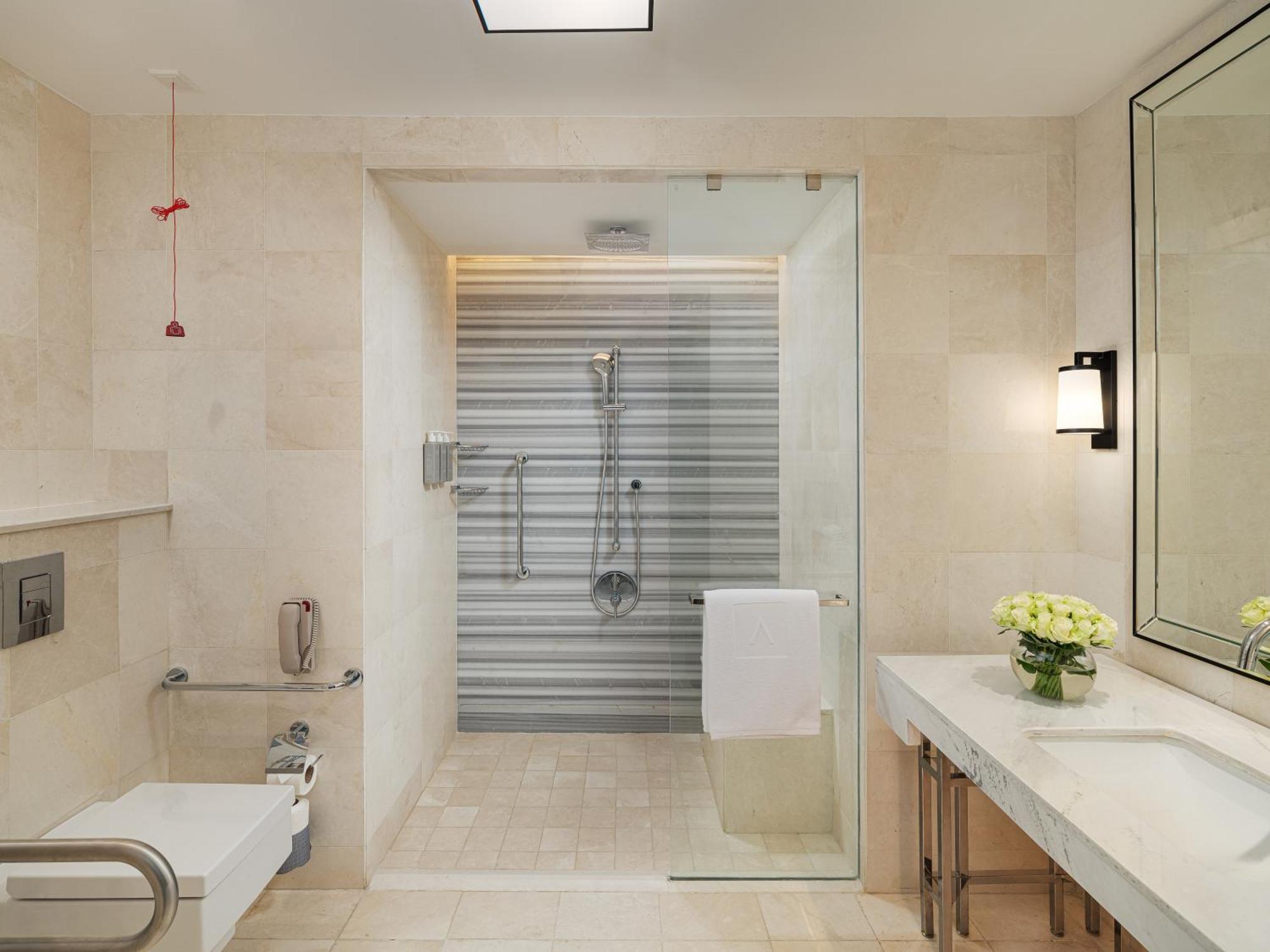 אפרטהוטל מכה Address Jabal Omar Makkah מראה חיצוני תמונה A shower with a sliding door