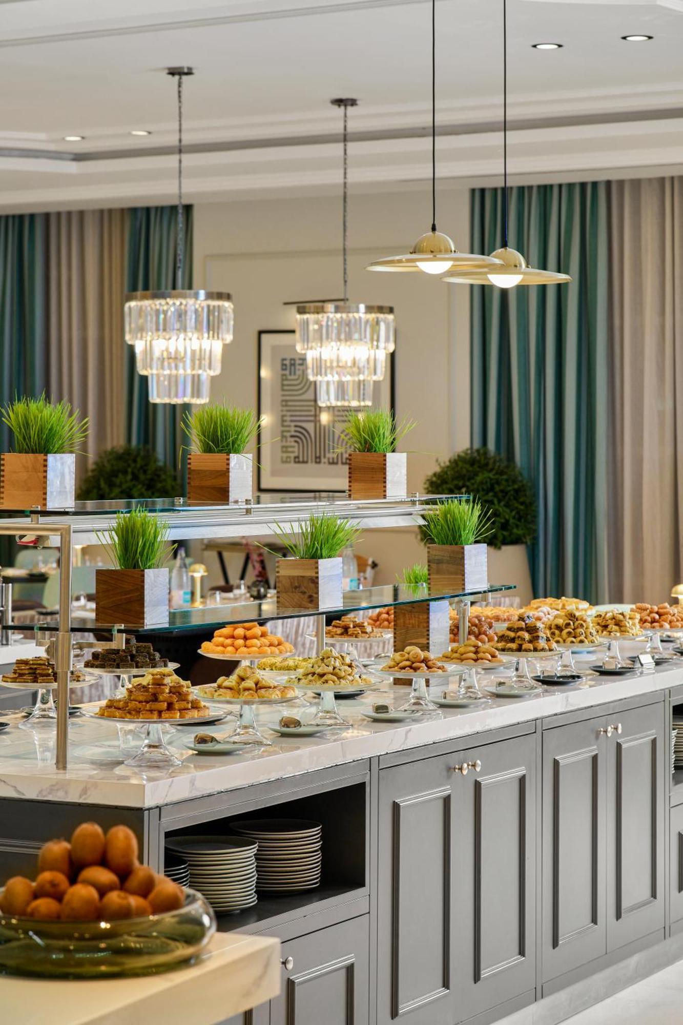 אפרטהוטל מכה Address Jabal Omar Makkah מראה חיצוני תמונה A buffet at a hotel